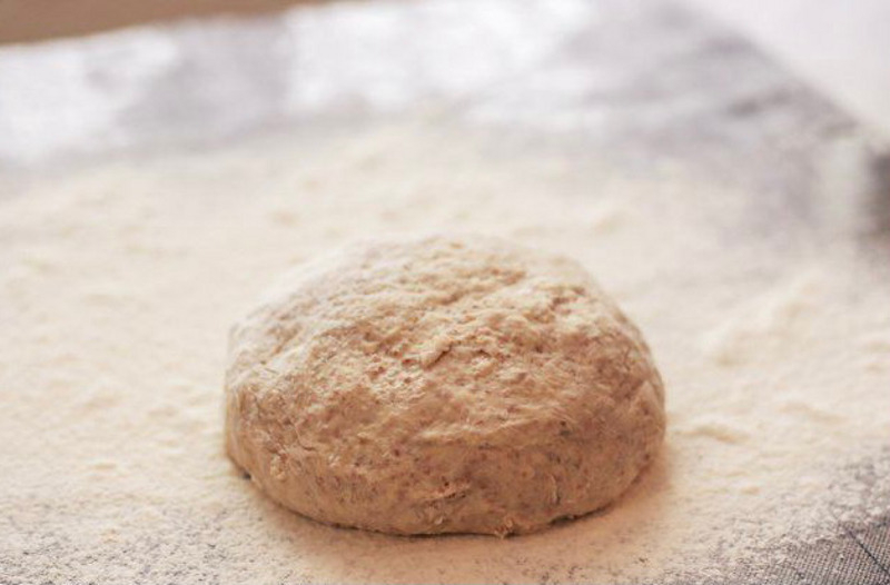 Из теста сформировать круглый диск