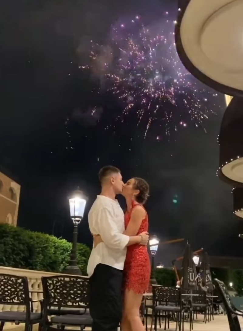 Избранник певицы не забывает делать для нее яркие романтические сюрпризы