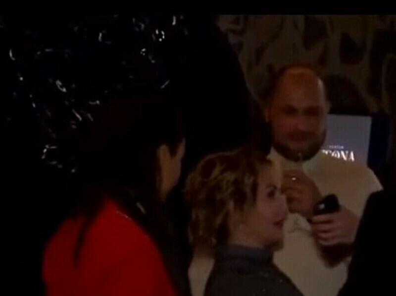 Рядом с Татьяной весь вечер был высокий мужчина