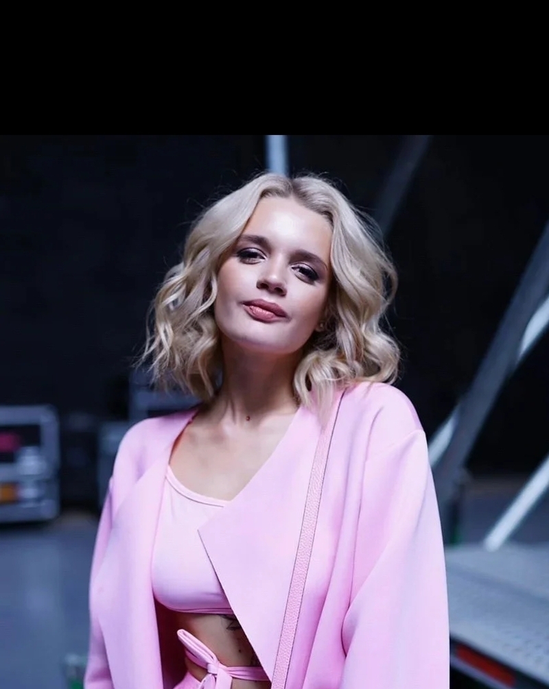 Александра Морозова с недавних пор стала певицей, выйдя на сцену под псевдонимом "Мамина Дочь"