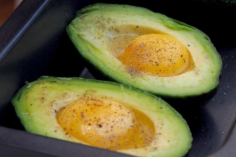 В углубление авокадо влить желтки