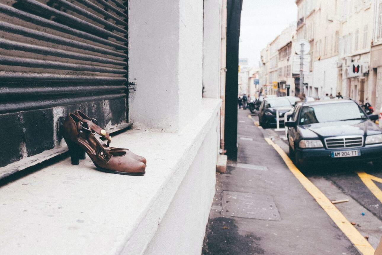 Не надевайте каблуки - в них сцепление с педалью неустойчивое