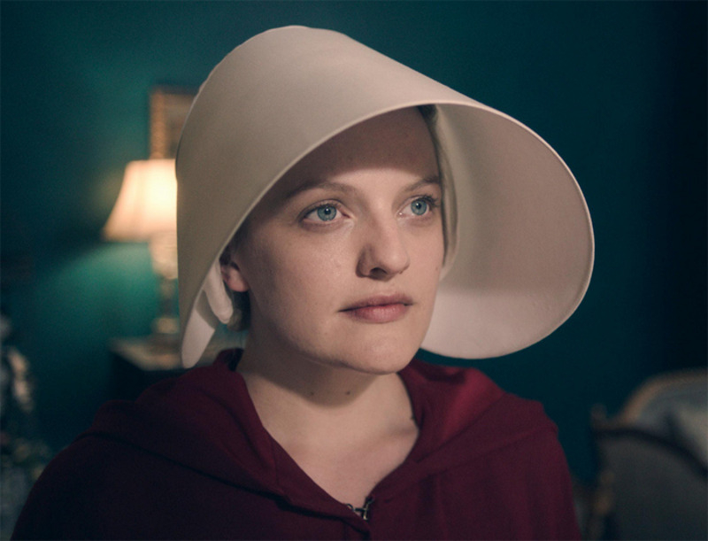 Элизабет Мосс в сериале "Рассказ служанки"