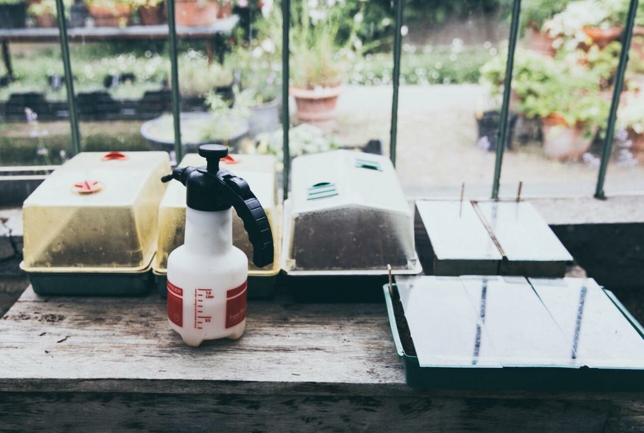 Вам нужно смешать одну часть белого уксуса с двумя частями воды в пульверизаторе и распылить раствор на сиденья