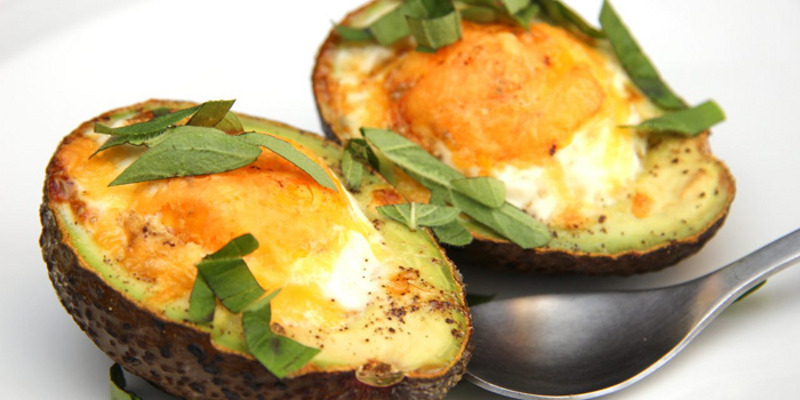 Яйцо, запеченное в авокадо