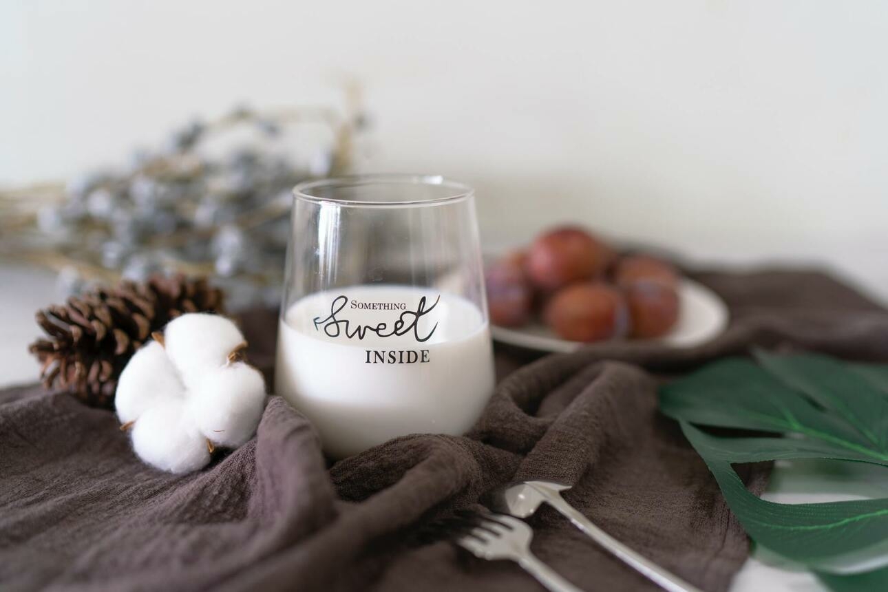 Безлактозное молоко перерабатывается для расщепления лактозы, природного сахара, содержащегося в молочных продуктах