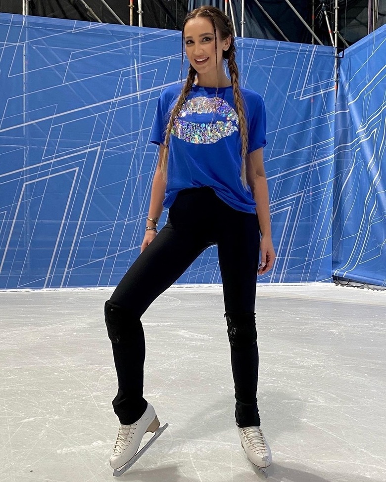 Ольга Бузова в ледовом шоу