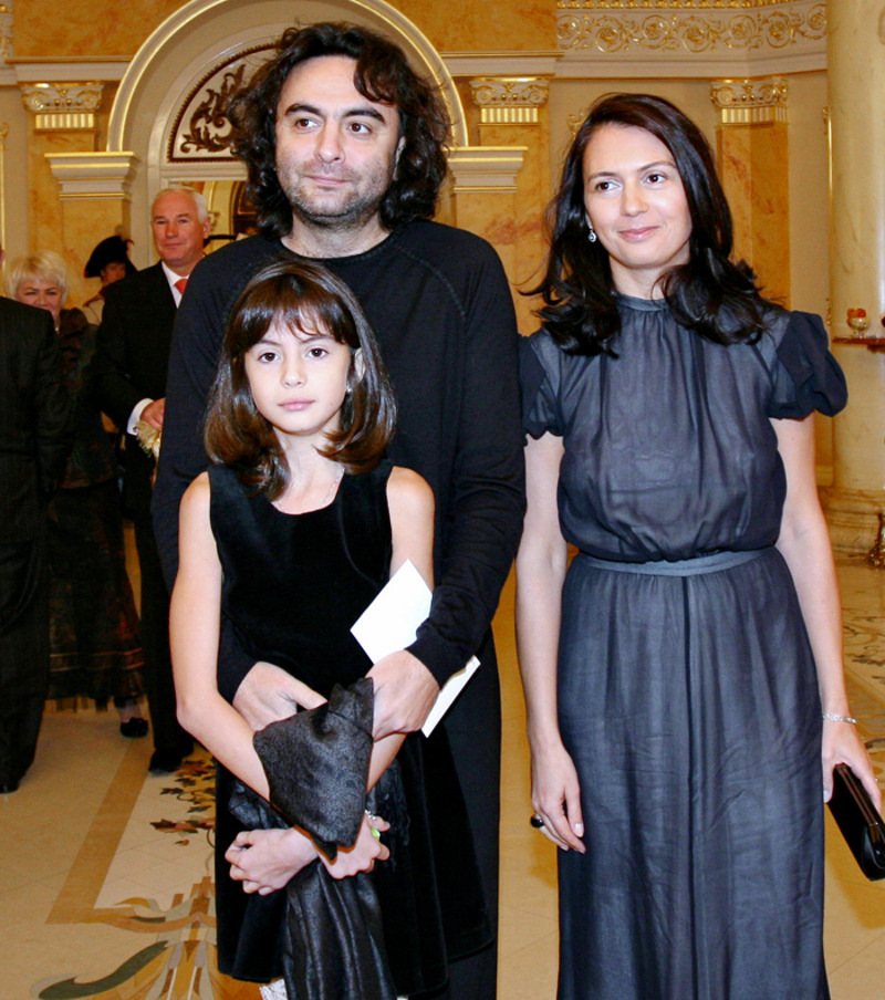 Первой женой режиссера была актриса Лина Эспли. Пара поженились в конце 90-х годов