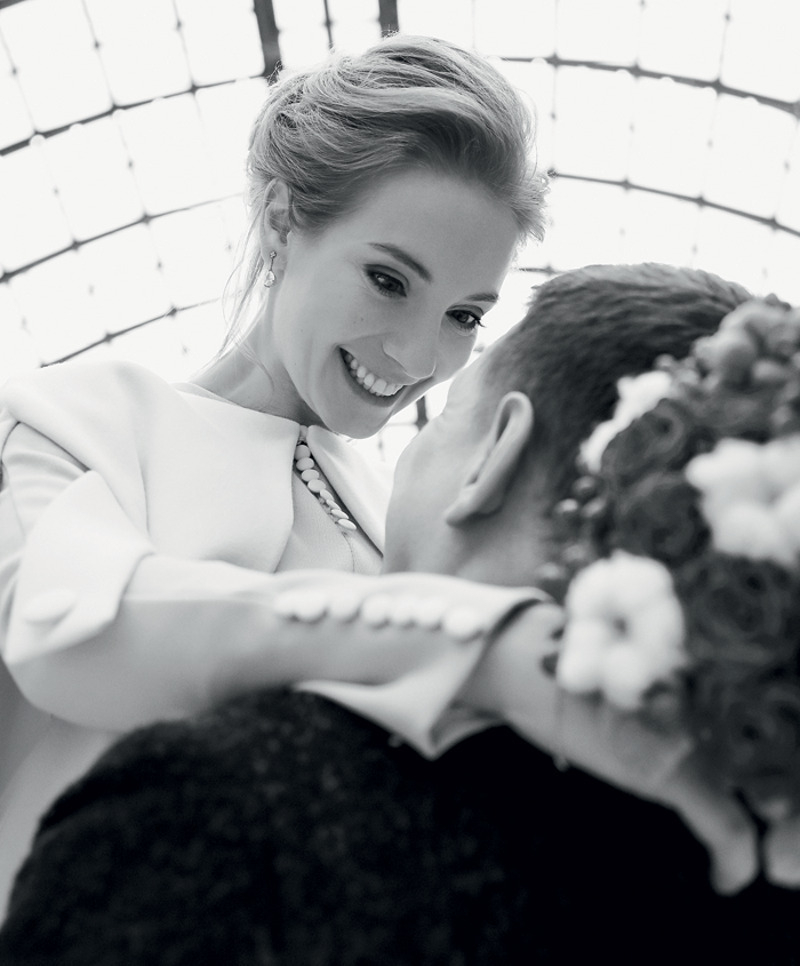 "Муж – сова, а я – жаворонок. После тяжелого съемочного дня я ложилась спать. А он с выключенным светом сидел на краешке дивана с телефоном"