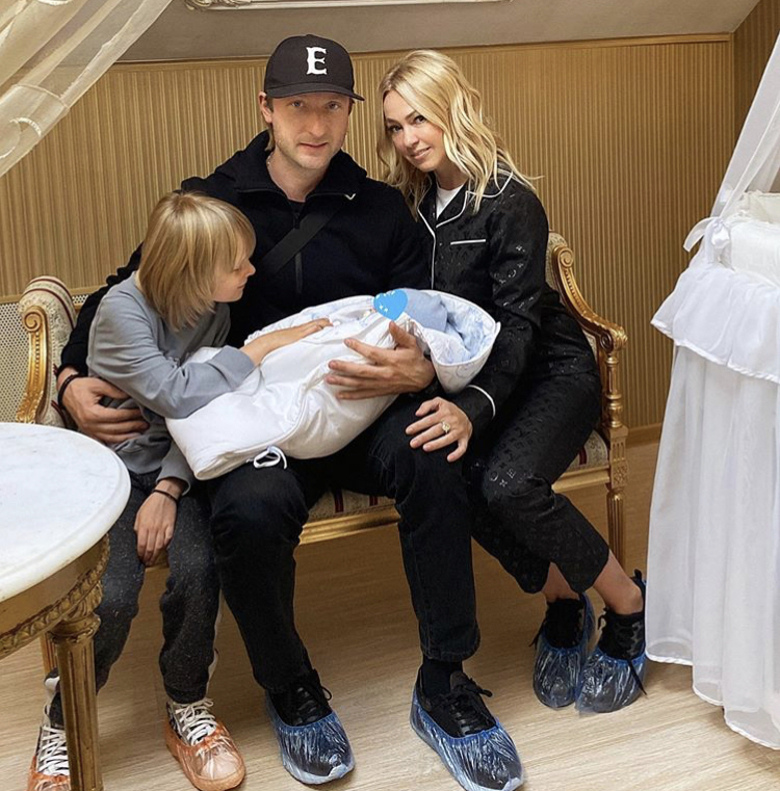 Яна балует малыша с пеленок