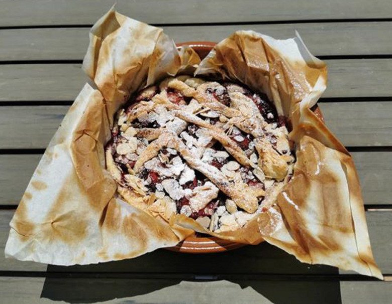 Пирог со сливами и миндальными лепестками