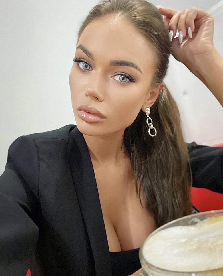 Знаменитости берут в отпуск минимум пару купальников