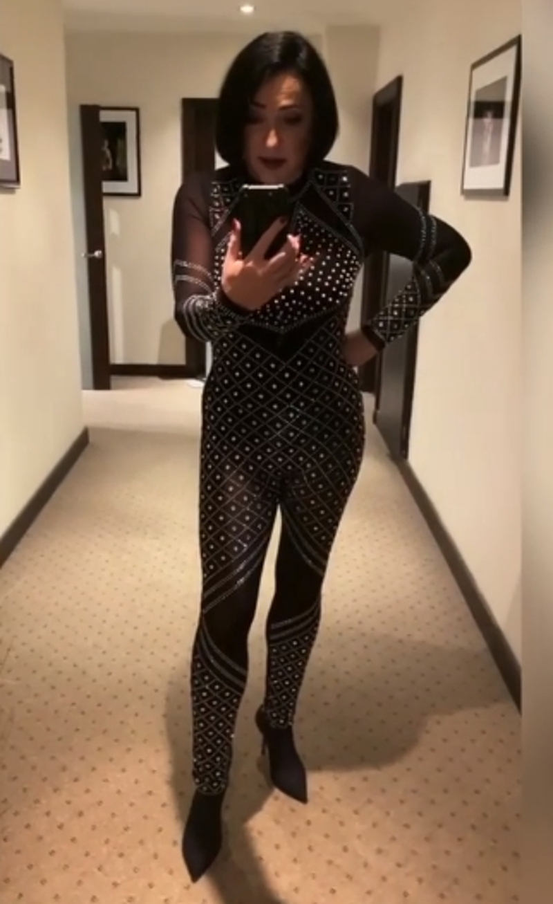 Лолита похвалилась фигурой в эффектном комбинезоне