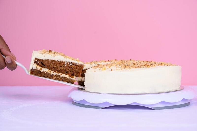 разделите кусок торта с подругой