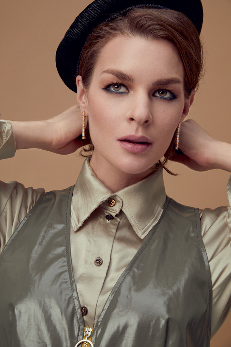 Сарафан и блуза, все – NATALYA DERBYSHIRE; берет, AVOLKOVA; серьги из коллекции Classic, MERCURY