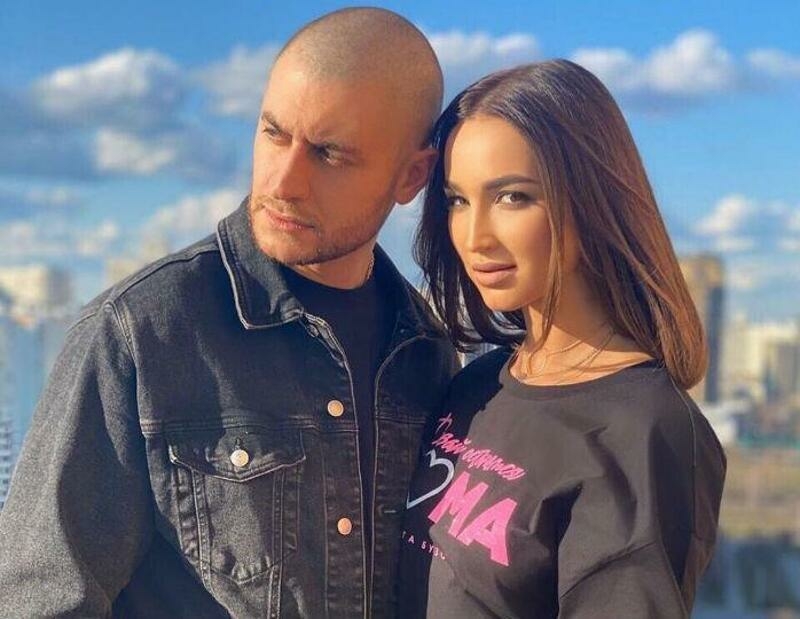 Довольно продолжительное время Ольга носила стильное каре. На фото артистка со своим избранником Давидом Манукяном