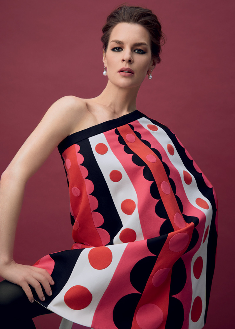 Платье, VALENTINO (VIPAVENUE); серьги из коллекции Classic, MERCURY