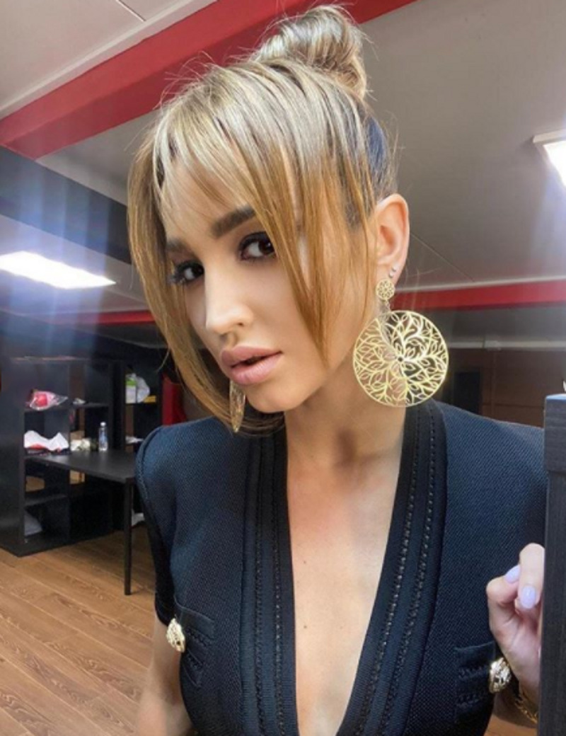 Ольга Бузова решила не только изменить длину волос, но и отстричь челку