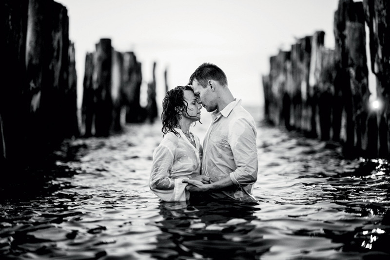 "В тот момент, когда Катя вошла и подбежала ко мне поздравлять, рухнула подвеска с бокалами над барной стойкой. К счастью, никто не пострадал"