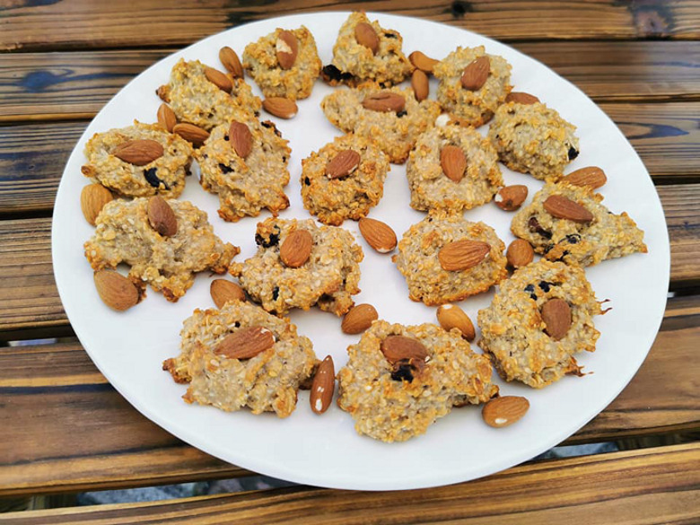 Бананово-овсяное печенье с миндалем, кунжутом и сушеной клюквой