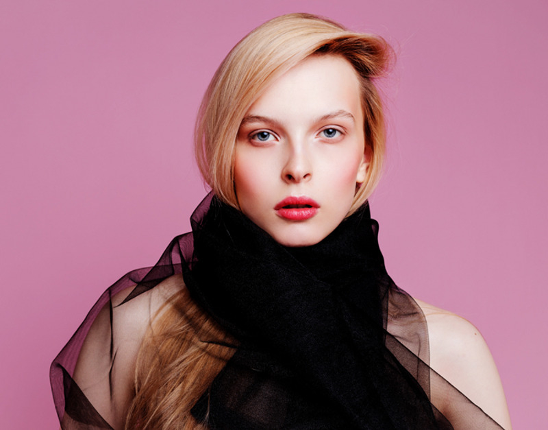 В этом сезоне помады с атласным, чуть влажным финишем более популярны, чем матовые или экстраглянцевые