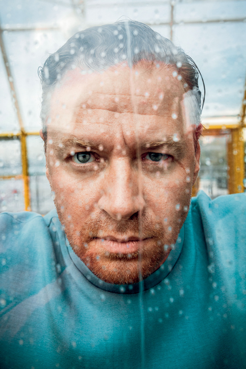 "Я женился прошлой осенью, но сейчас не считаю, что это было правильно. Все эти штампы, формальные обязательства – полный бред!"