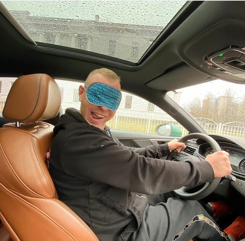 Благодаря плодотворной работе актеру удалось купить несколько автомобилей, а также жилье в Санкт-Петербурге и Москве. Теперь он живет на два города