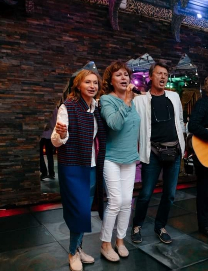 Гости весело отметили церемонию открытия дружескими посиделками. На фото актриса Ольга Прокофьева, звезда мюзиклов Елена Чарквиани и актер Анатолий Лобоцкий
