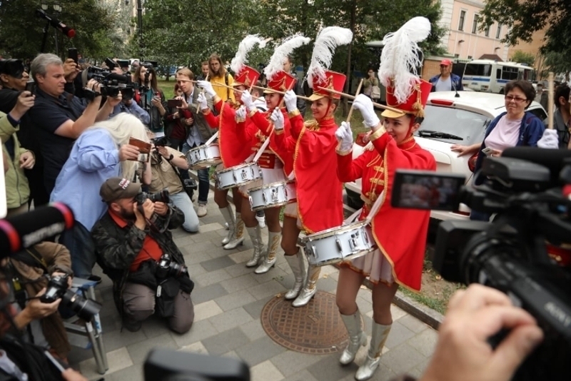 Около суда организовали флешмоб в поддержку артиста