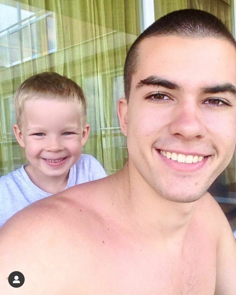 Старший сын Тимофей с каждым годом становится все больше похож на звездного папу. На фото с братом Даниэлем