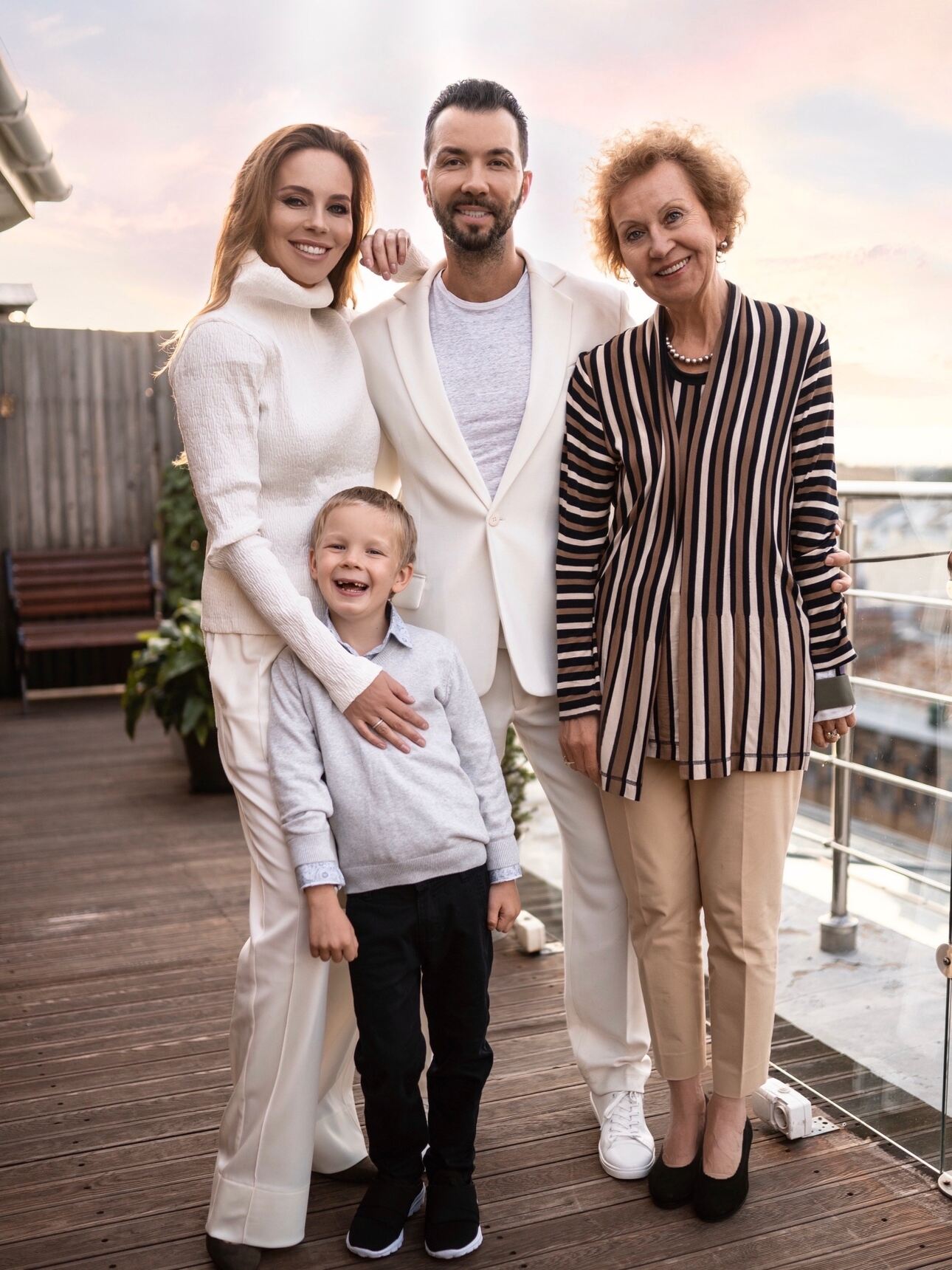 "Оловянно-розовую годовщину свадьбы", как ее называет певец, отметили в Санкт- Петербурге в тесном семейном кругу. На фото артист с женой Ириной, сыном Даниэлем и мамой Ириной Викторовной