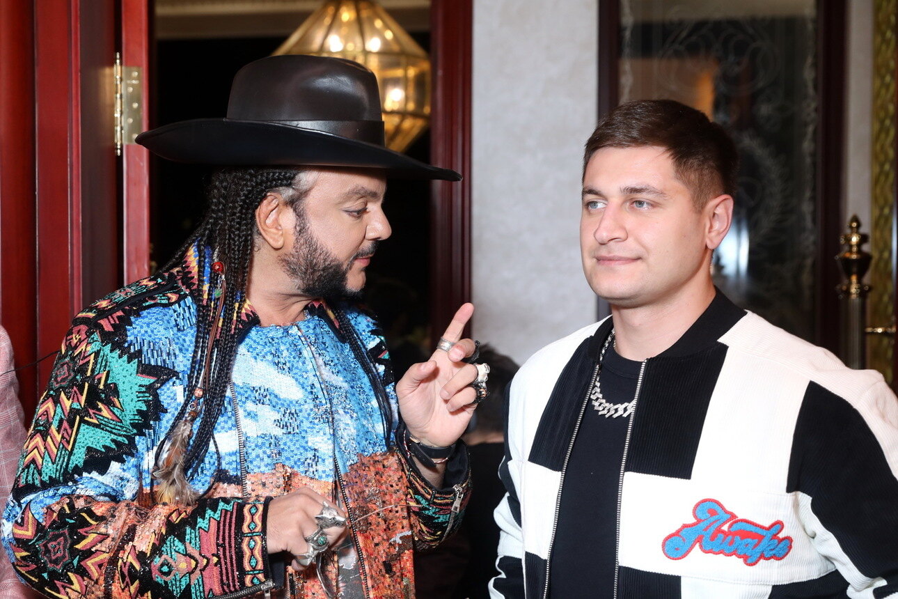 Косички Филиппа Киркорова стали еще одной темой обсуждения на светской премии