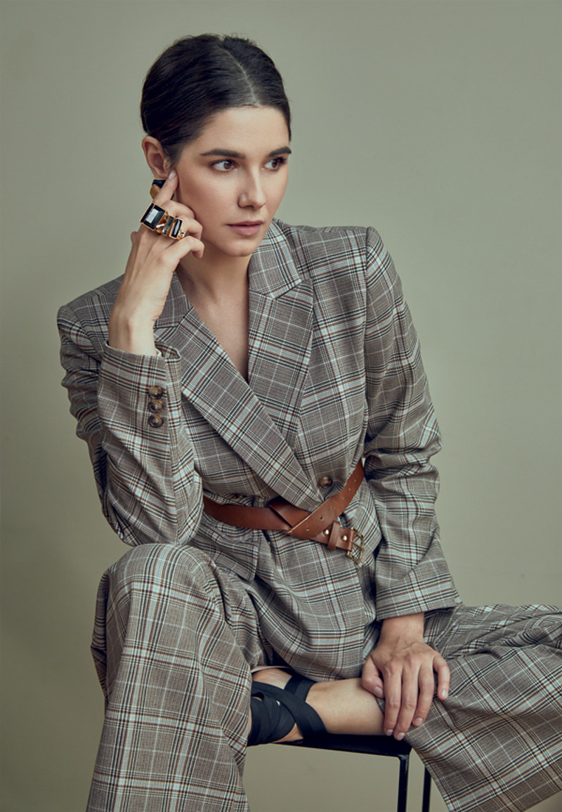 Жакет, Antiga; брюки, Antiga; туфли, Balmain (VIPAVENUE) серьги, Koko room; кольцо, Etro (VIPAVENUE)