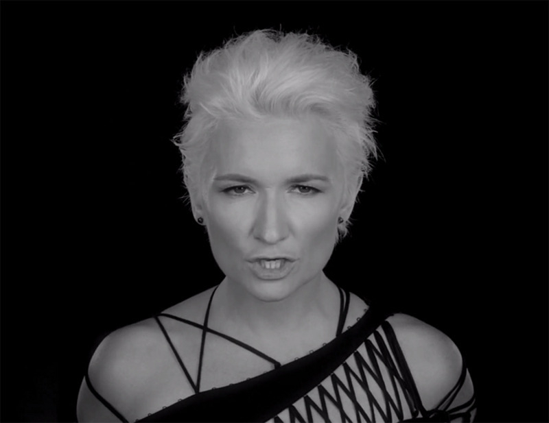 Для съемок клипа на песню "Это не мне" Диане Арбениной пришлось перекраситься в блондинку