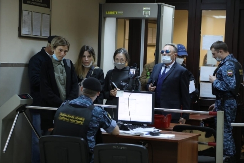 Актера приехали поддержать Иван Охлобыстин, Гарик Сукачев и Софья Кругликова