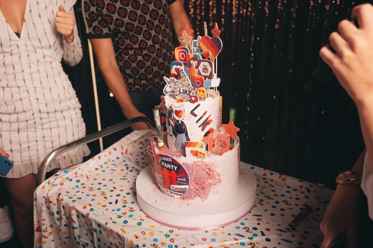 Шикарный праздничный торт понравился всем без исключения