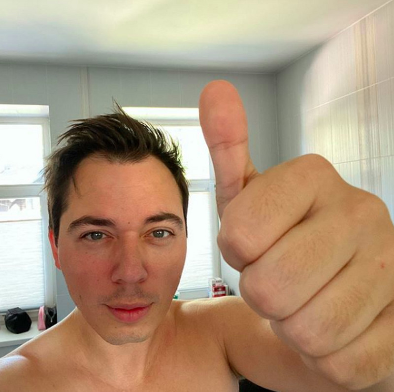 Стас Костюшкин пошутил про фото, что оно похоже, будто Родион сейчас в больнице