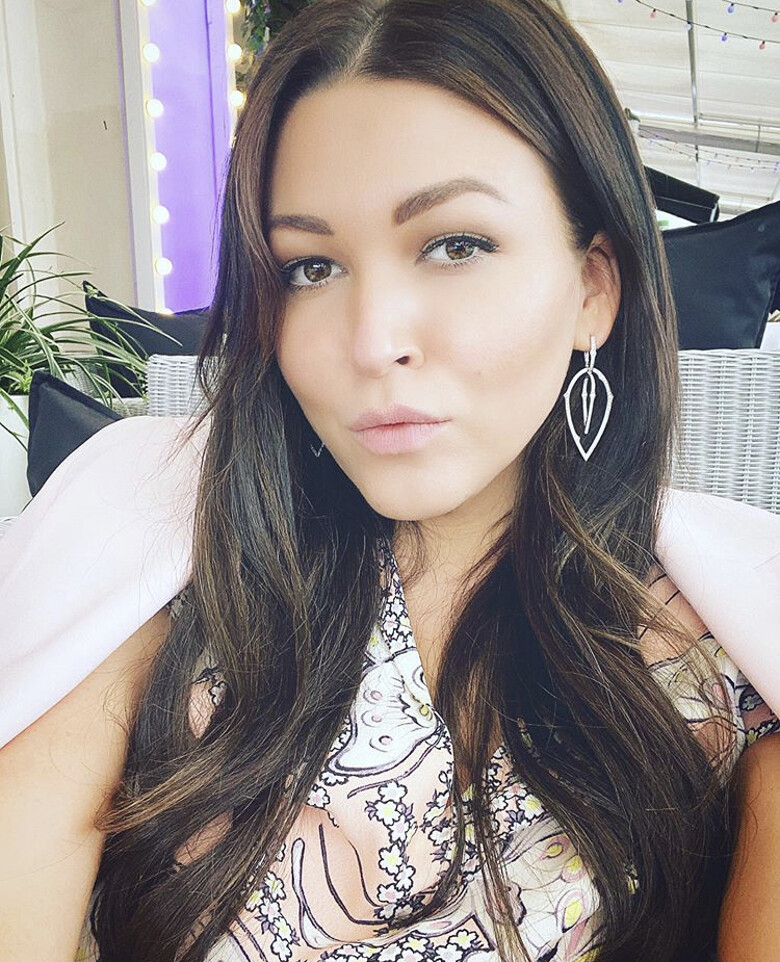 Певица улетела отдыхать с сыном