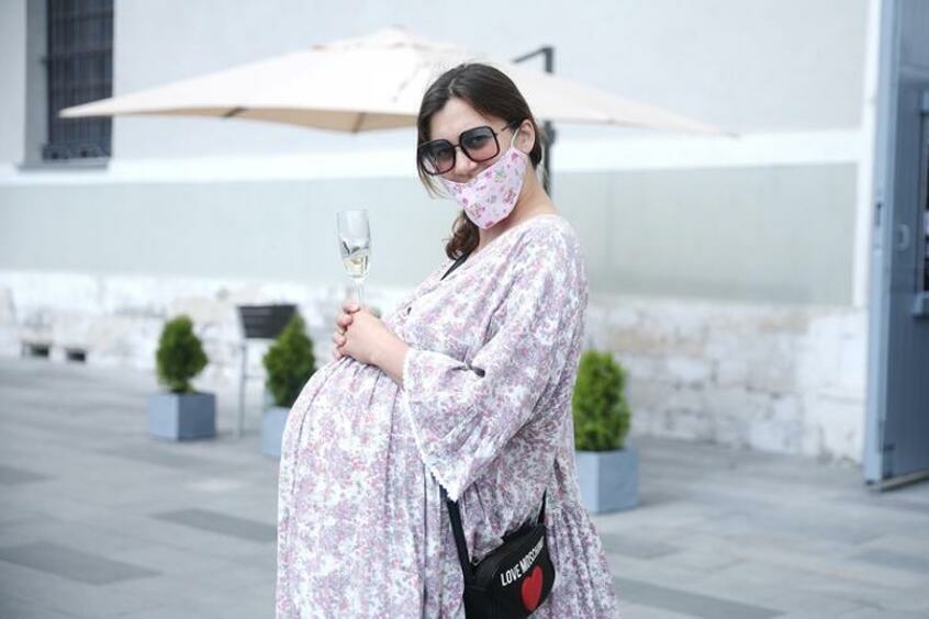 Бокал шампанского в руках беременной Вилковой возмутил некоторых ее поклонников