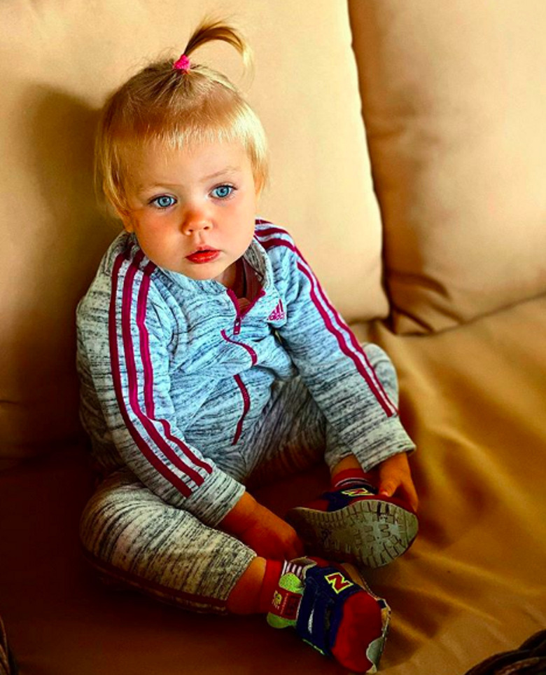 Лера Кудрявцева опубликовала фото маленькой дочери с новеньким авто