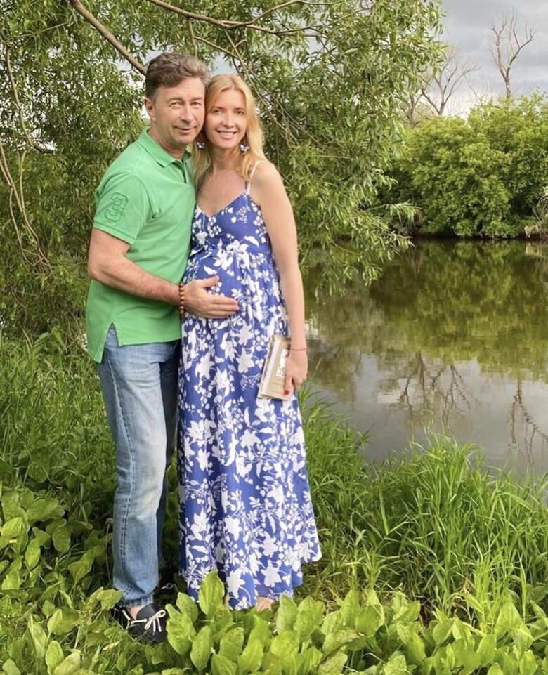 Пара души не чает в малыше