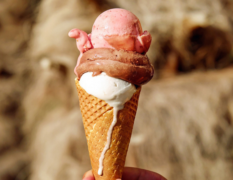 Джелато всегда продается навынос в пластиковых стаканчиках или же в вафельных рожках, куда работники джелатерий могут с легкостью поместить три шарика за раз