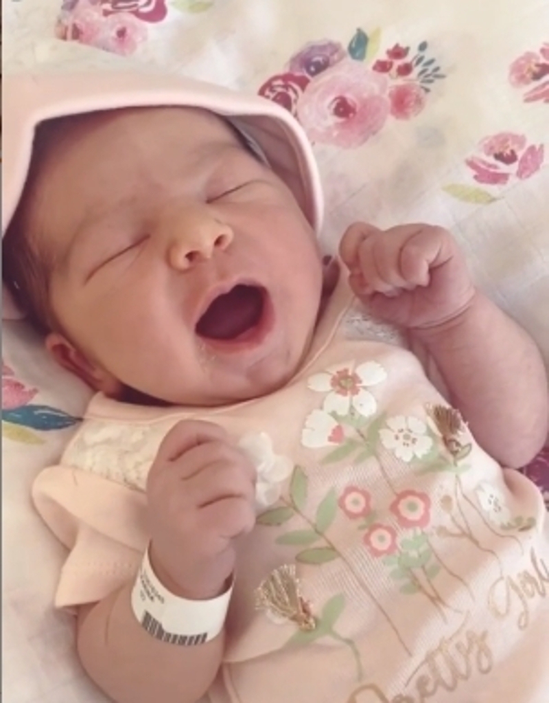 Малышева стала бабушкой и показала новорожденную внучку