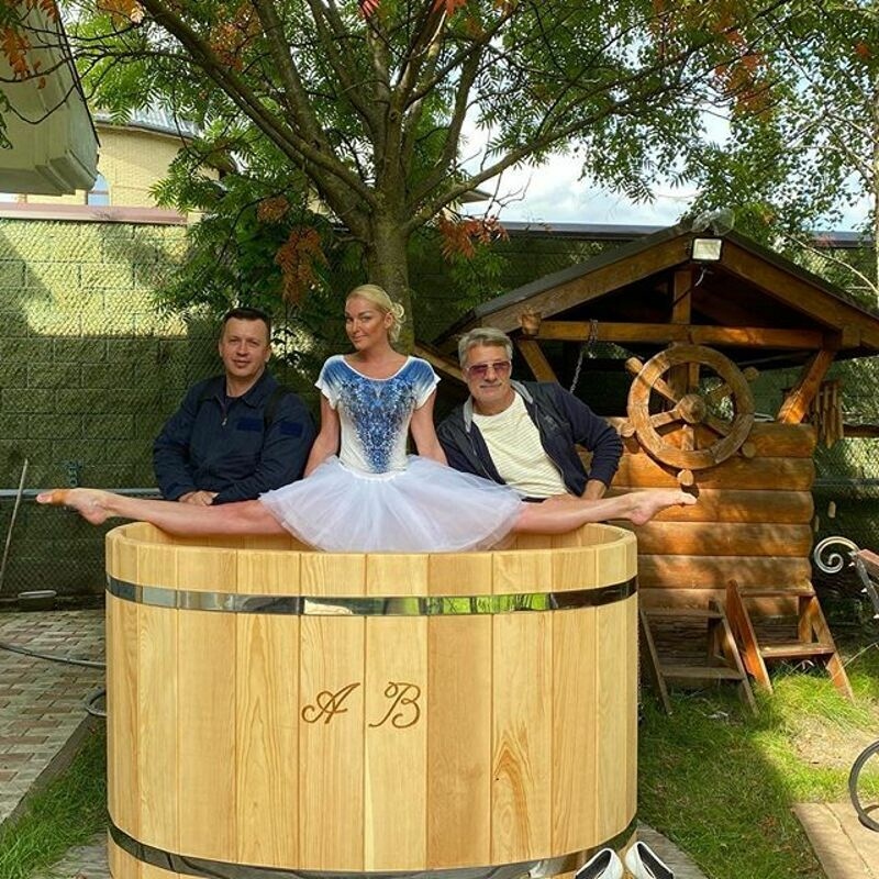 На днях Волочковой подарили эту купель, поэтому старую она может спокойно продать