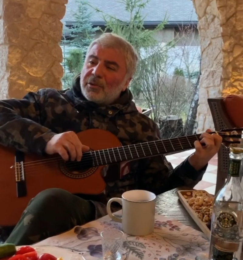 Даже во время душевных посиделок артист предпочитает обходиться без алкоголя