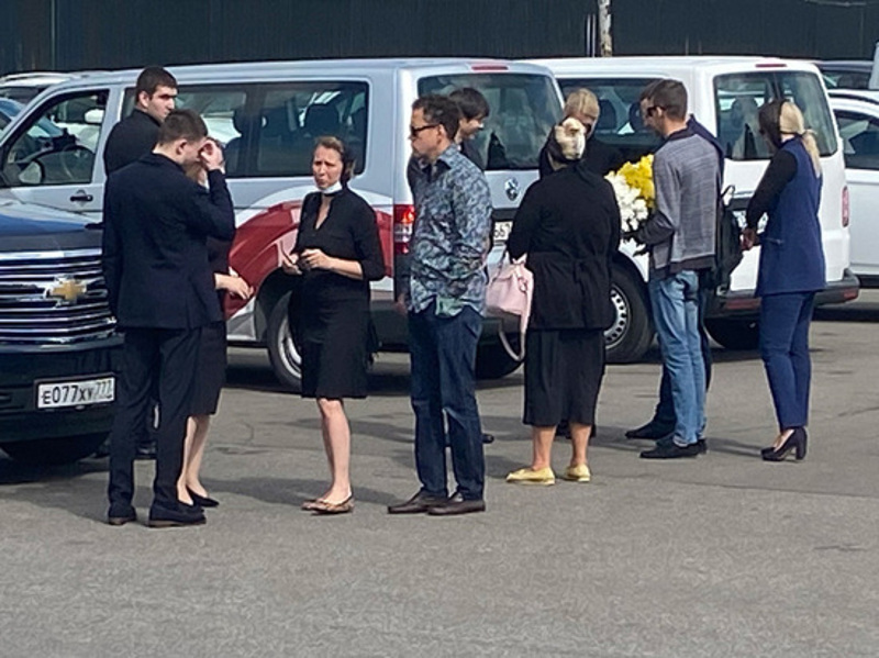 На прощание многие пришли с букетами подсолнухов - это были любимые цветы Легкоступовой