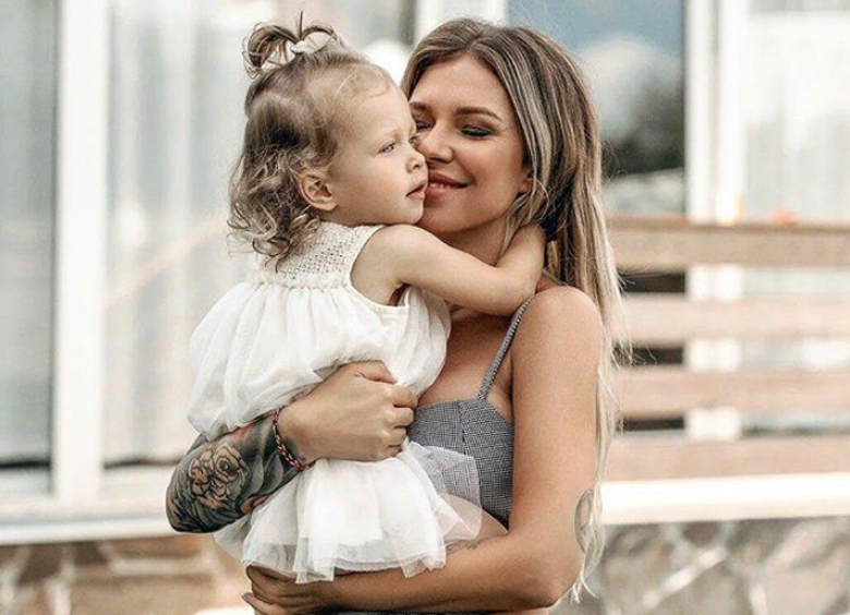 Рита Дакота с дочерью Мией