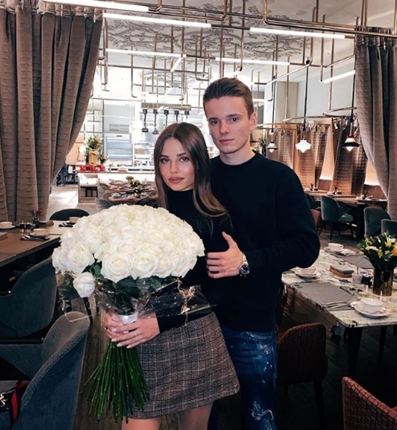 Арсений Шульгин с девушкой