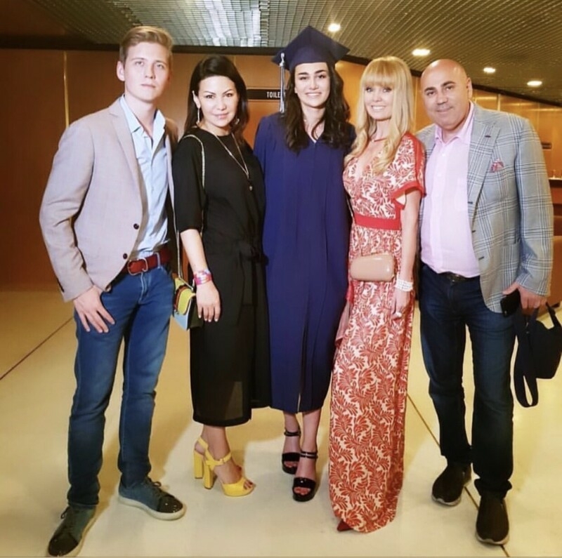 Семья Пригожина и Валерии на вручении диплома