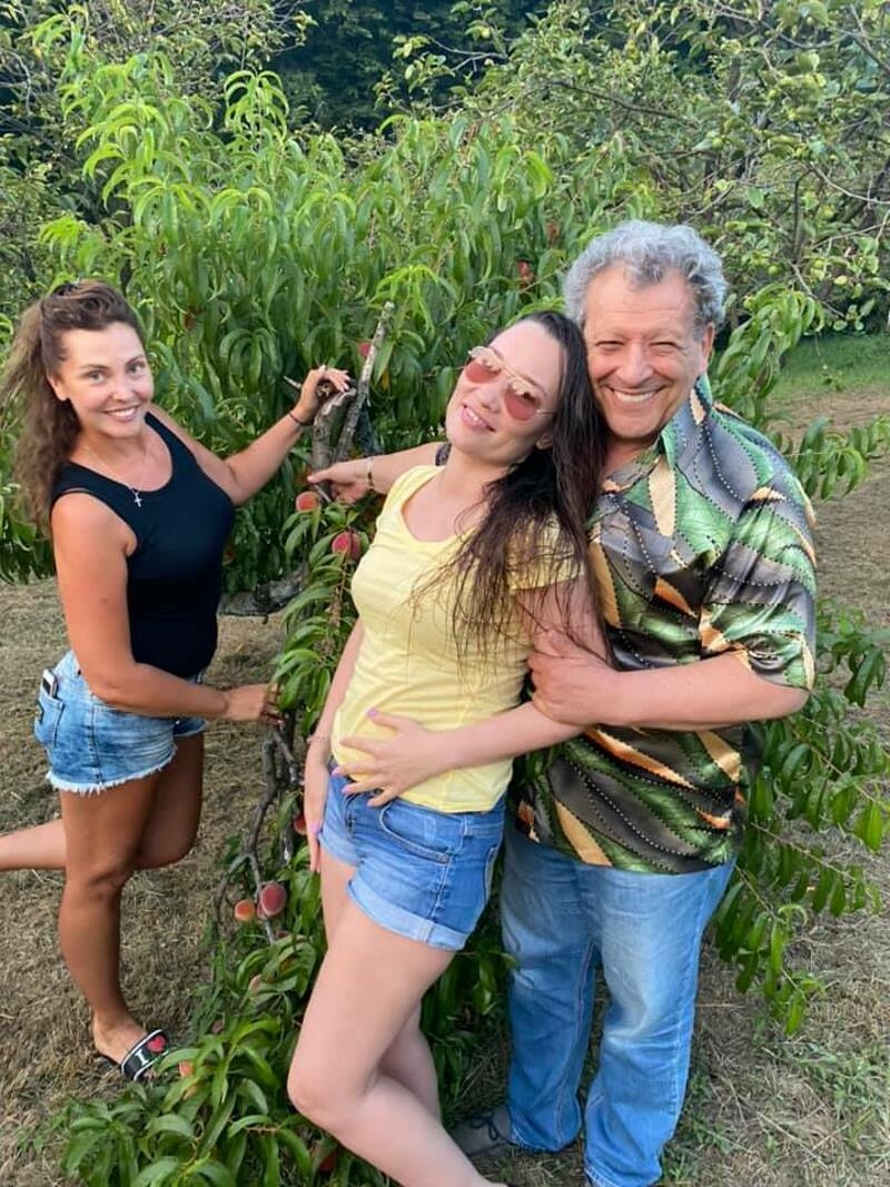 Супруги побывали в благоухающем персиковом саду